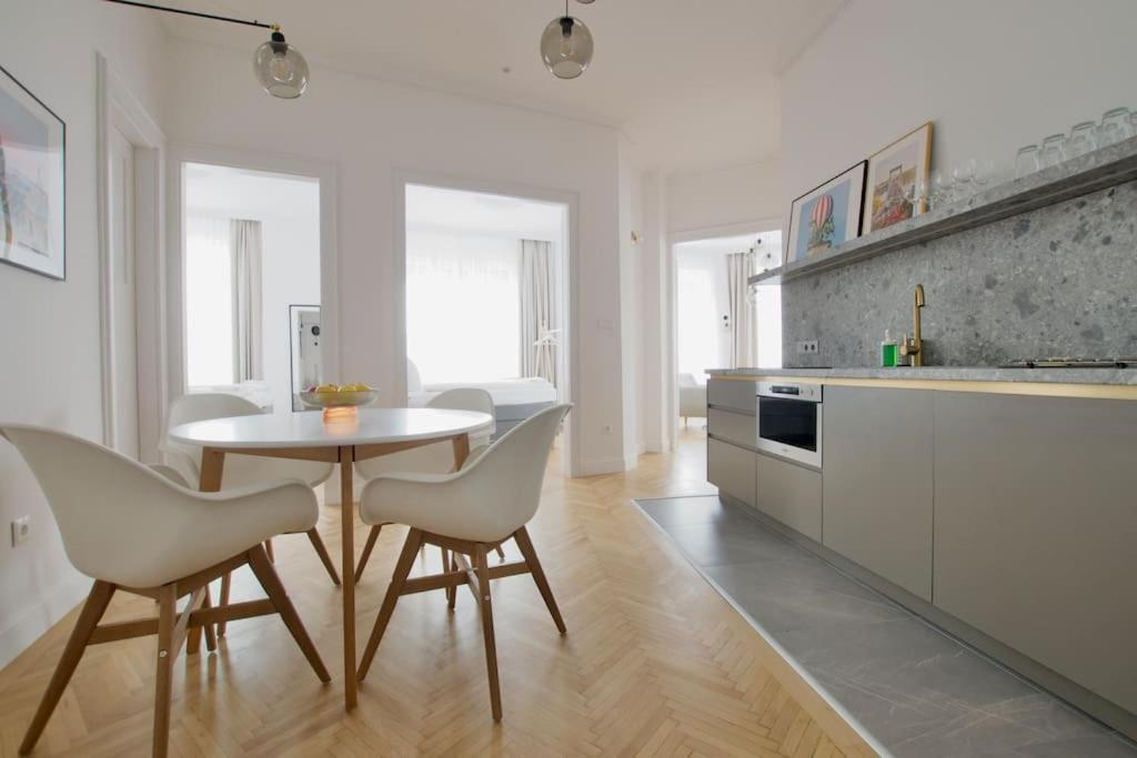 Premium Apartment By Hi - Central 2 Bedroom - Best View Budapest Kültér fotó