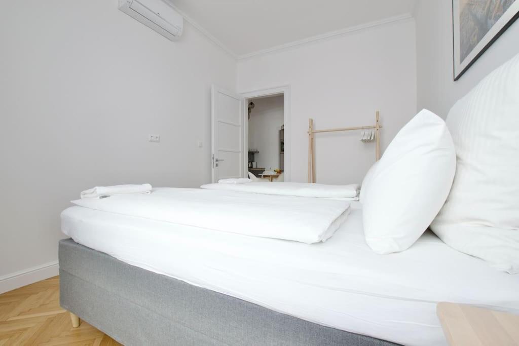 Premium Apartment By Hi - Central 2 Bedroom - Best View Budapest Kültér fotó