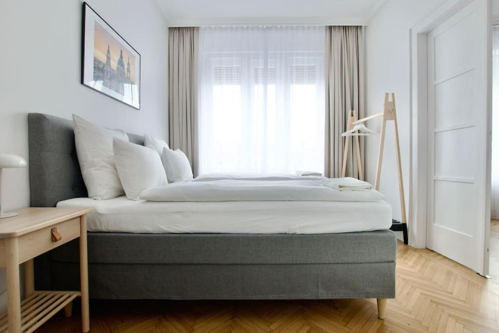 Premium Apartment By Hi - Central 2 Bedroom - Best View Budapest Kültér fotó