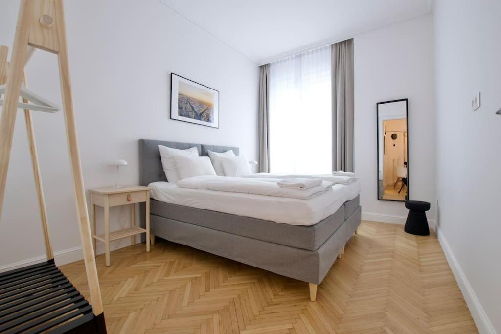 Premium Apartment By Hi - Central 2 Bedroom - Best View Budapest Kültér fotó