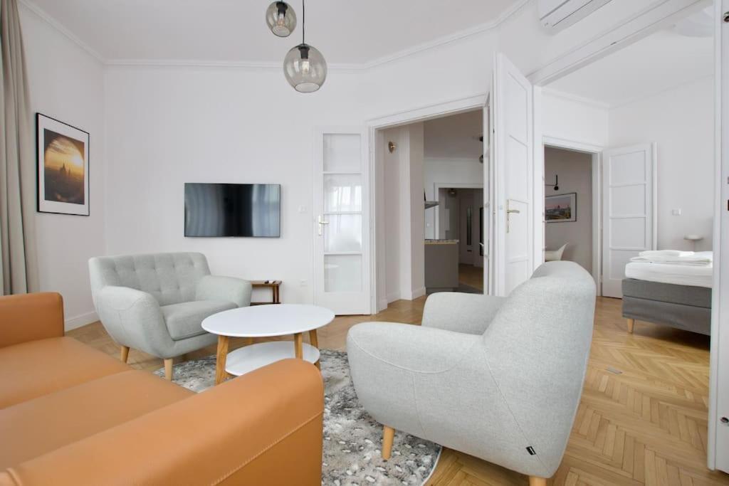 Premium Apartment By Hi - Central 2 Bedroom - Best View Budapest Kültér fotó