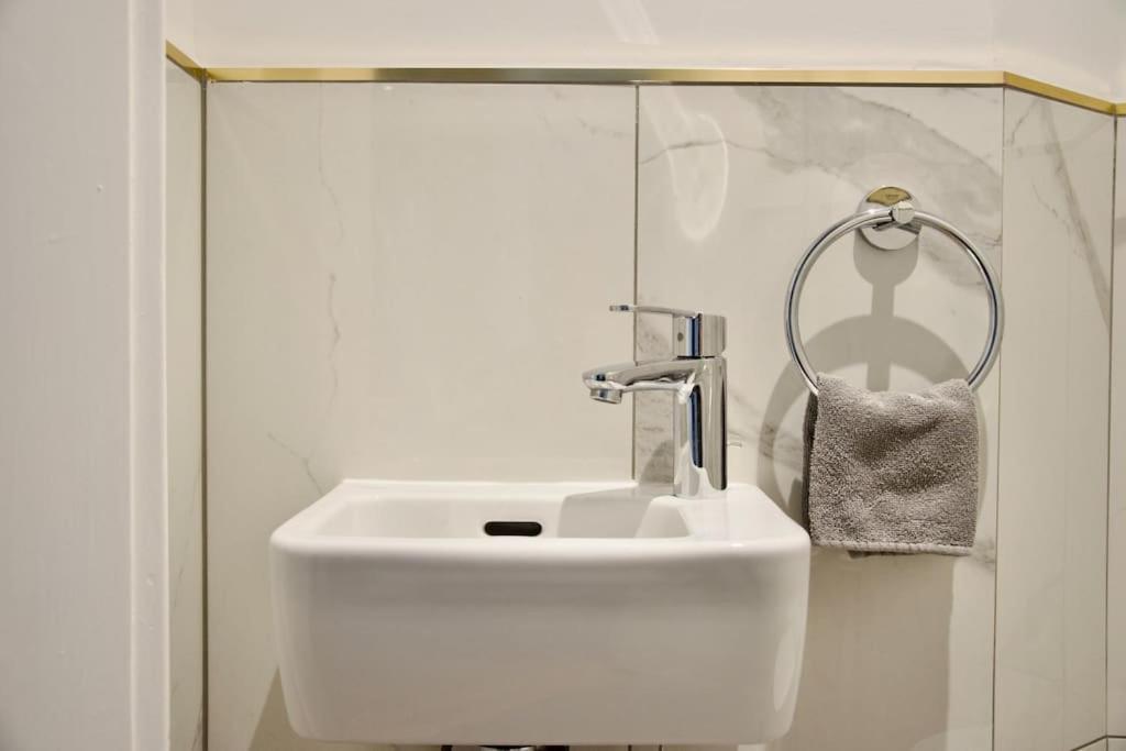 Premium Apartment By Hi - Central 2 Bedroom - Best View Budapest Kültér fotó
