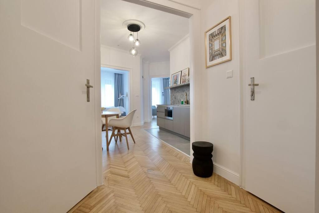 Premium Apartment By Hi - Central 2 Bedroom - Best View Budapest Kültér fotó
