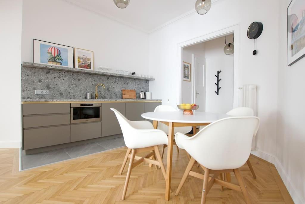 Premium Apartment By Hi - Central 2 Bedroom - Best View Budapest Kültér fotó
