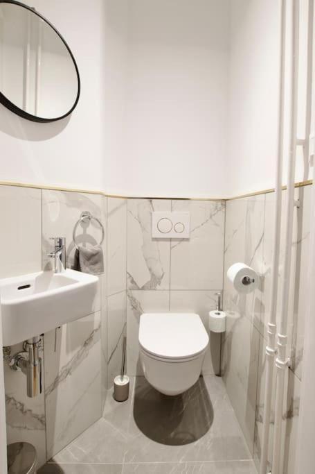 Premium Apartment By Hi - Central 2 Bedroom - Best View Budapest Kültér fotó